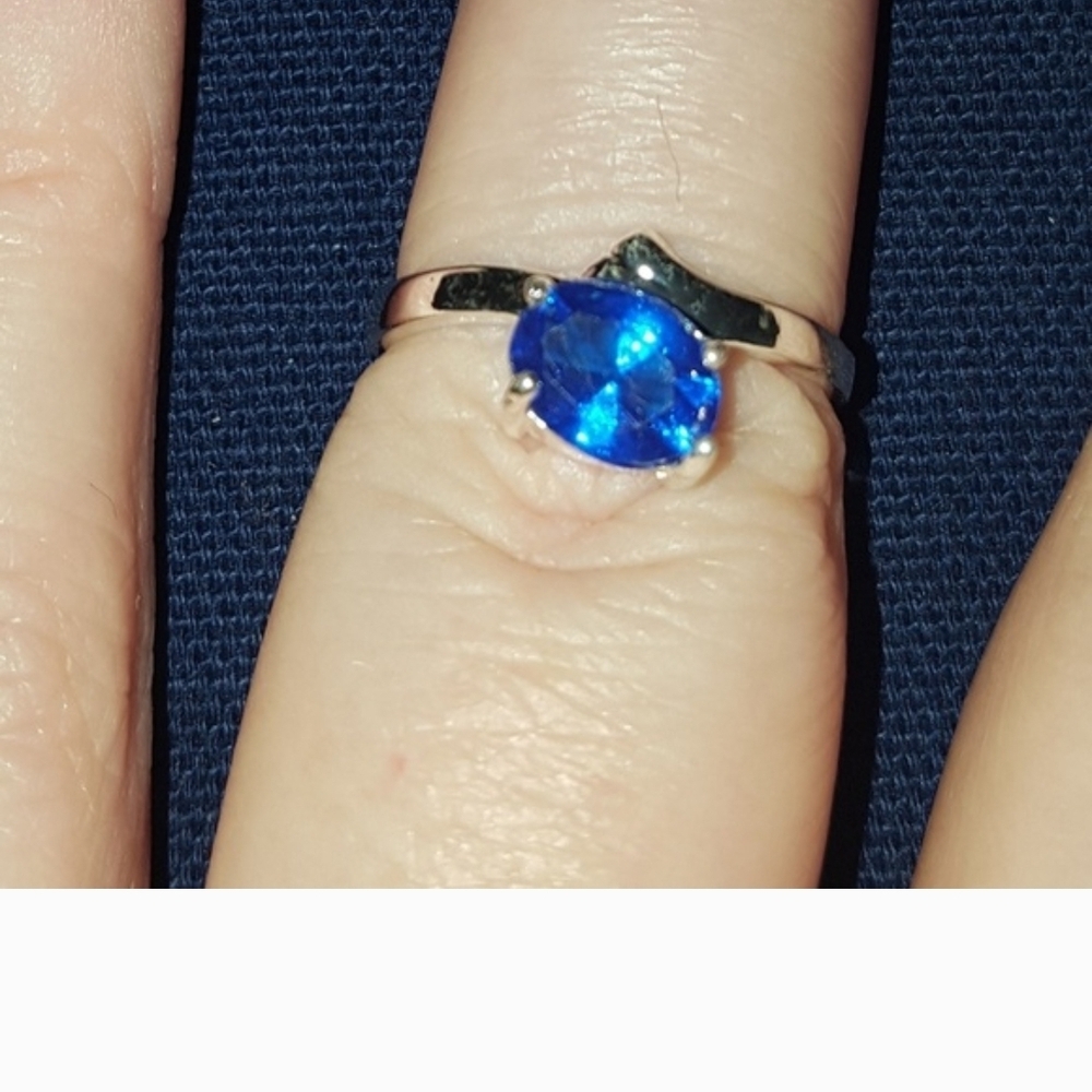 Dazzling Silver Ring with Blue Gemstone